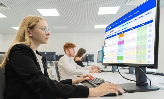 QCS software used in a manufacturing office